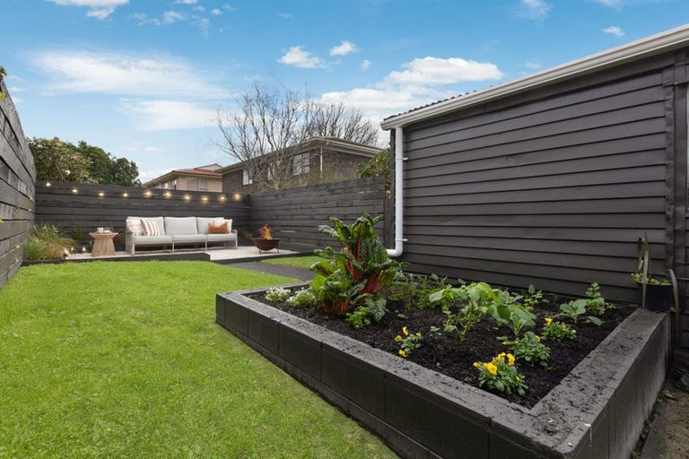 Photo of property in 2/33 Butterworth Drive, Glendene, Auckland, 0602