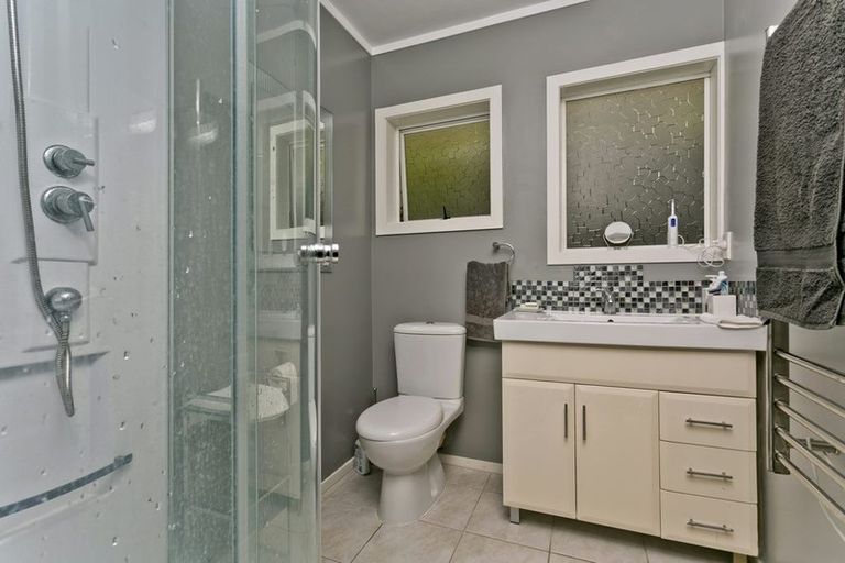 Photo of property in 1/2 Morice Place, Torbay, Auckland, 0630