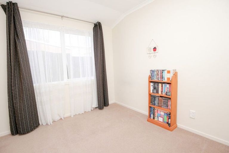 Photo of property in 29a Turville Crescent, Newlands, Wellington, 6037