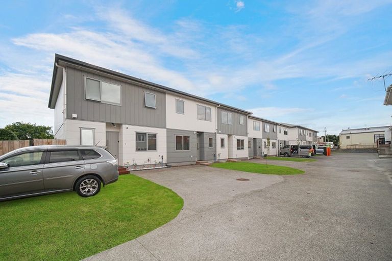 Photo of property in 2/70 Clevedon Road, Papakura, 2110