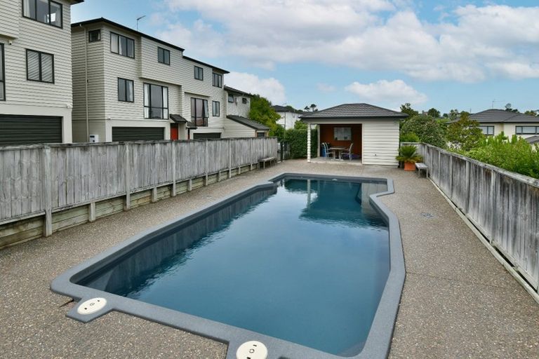 Photo of property in 3/22 Northcross Drive, Oteha, Auckland, 0632