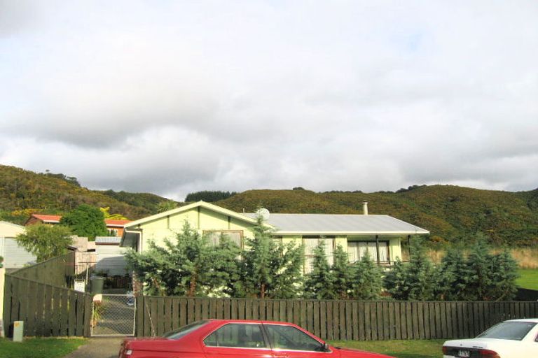 Photo of property in 17 Oaklands Grove, Clouston Park, Upper Hutt, 5018