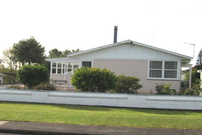Photo of property in 112 Wharf Road, Te Atatu Peninsula, Auckland, 0610