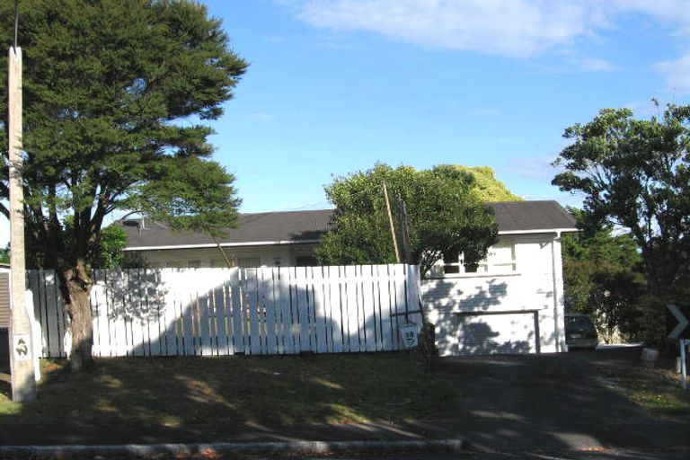 Photo of property in 28 Lantana Road, Green Bay, Auckland, 0604