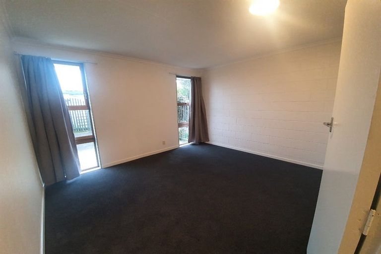 Photo of property in 16 Westmere Place, Takaro, Palmerston North, 4412