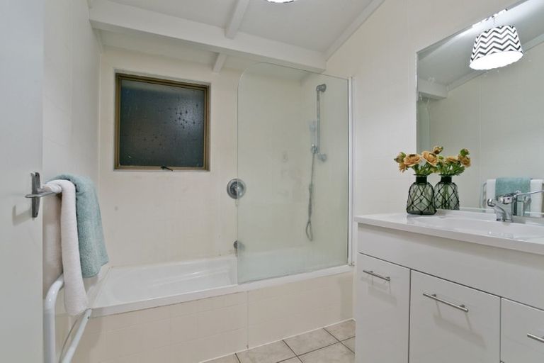 Photo of property in 69 Peach Road, Glenfield, Auckland, 0629