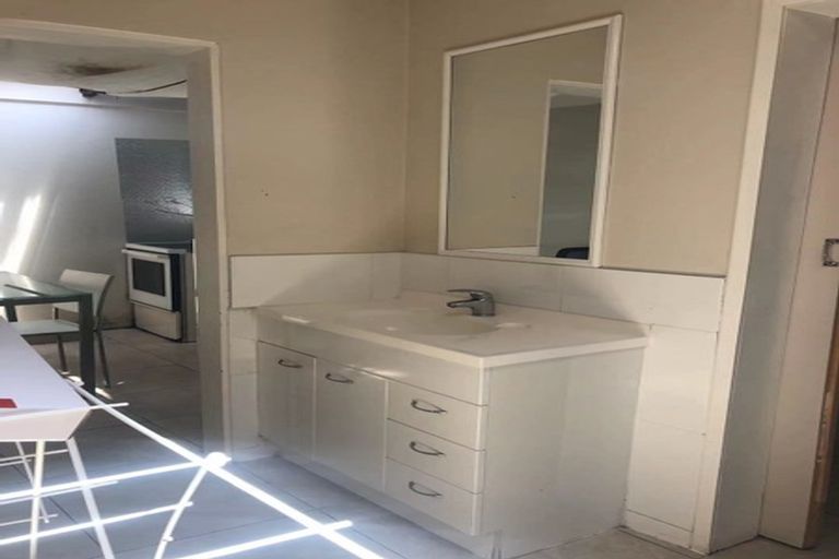 Photo of property in 37 Sunset Road, Totara Vale, Auckland, 0632