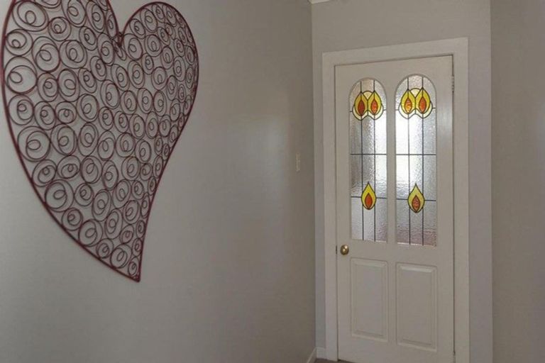 Photo of property in 50 Hobsonville Road, West Harbour, Auckland, 0618