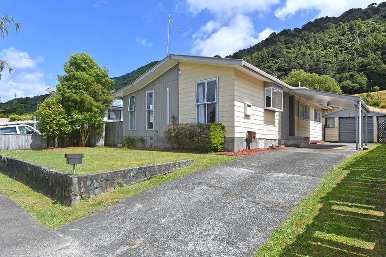 Photo of property in 41 Hartford Crescent, Totara Park, Upper Hutt, 5018