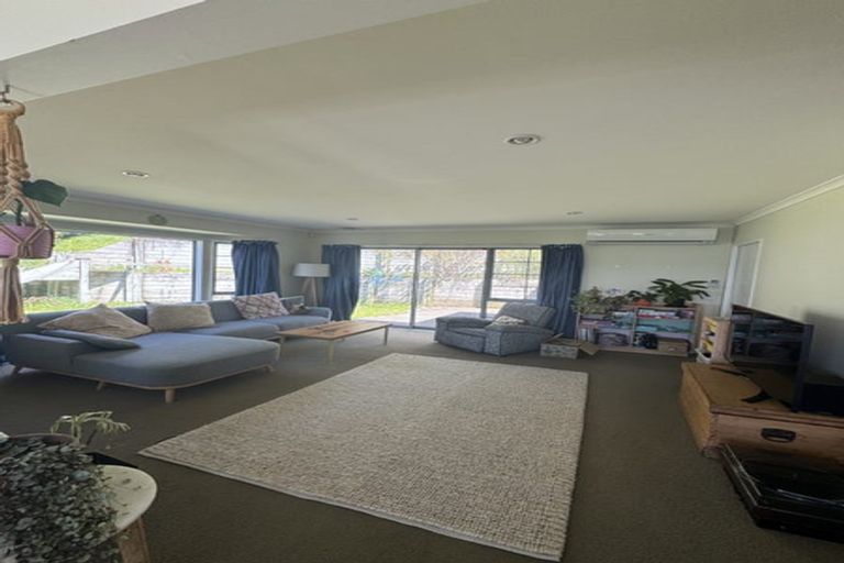 Photo of property in 36b Tamworth Crescent, Newlands, Wellington, 6037