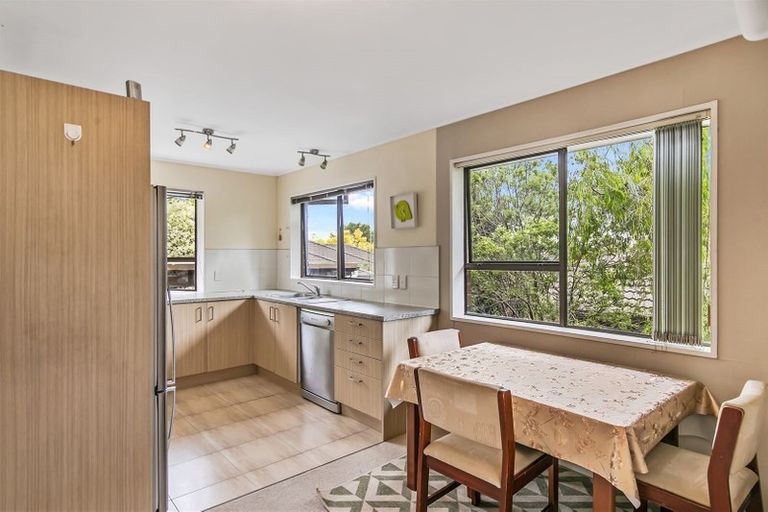 Photo of property in 2/10 Redoubt Road, Goodwood Heights, Auckland, 2105
