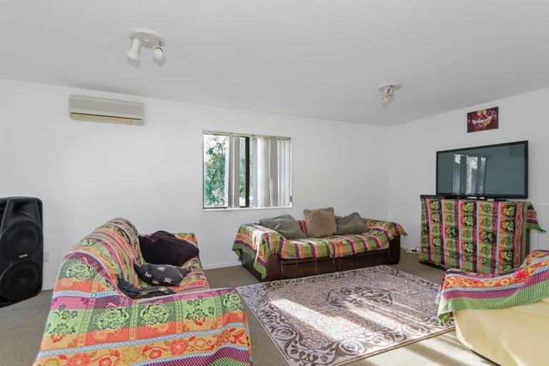 Photo of property in 2/7 Maplesden Drive, Clendon Park, Auckland, 2103