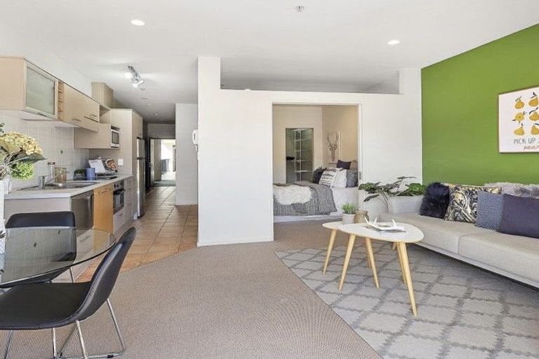 Photo of property in Atrium Towers, 7j/154 The Terrace, Wellington Central, Wellington, 6011