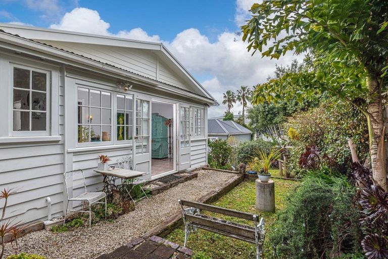 Photo of property in 24a Cautley Street, Stanley Point, Auckland, 0624