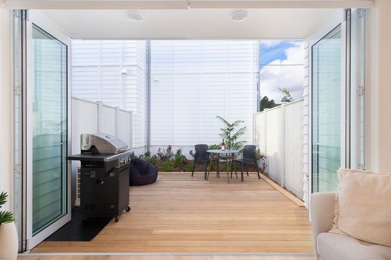 Photo of property in 4 Titoki Close, Matakana, 0985