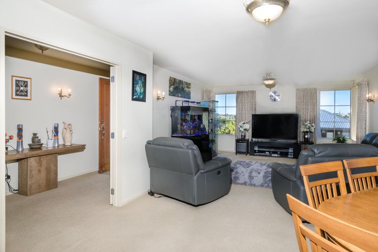Photo of property in 2/15 Stoneleigh Court, Sunnynook, Auckland, 0632