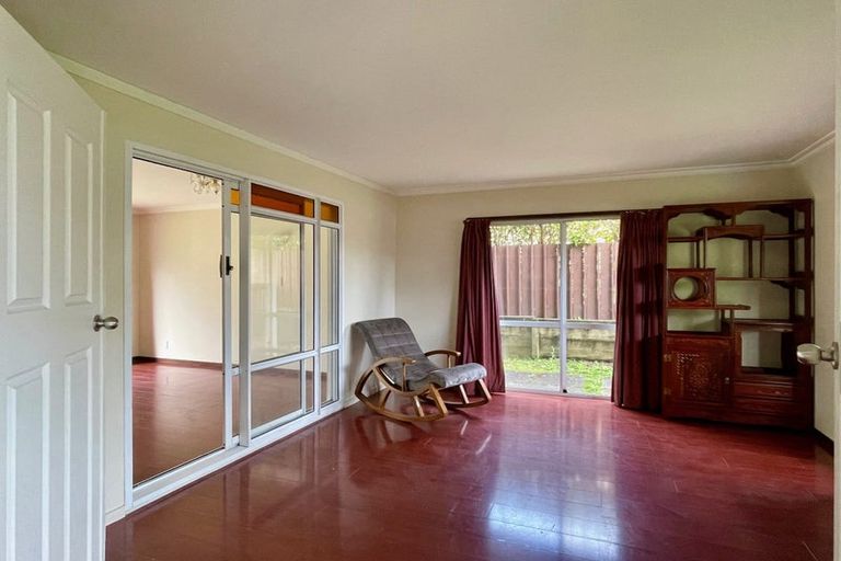 Photo of property in 11 Ravenstone Place, Chatswood, Auckland, 0626
