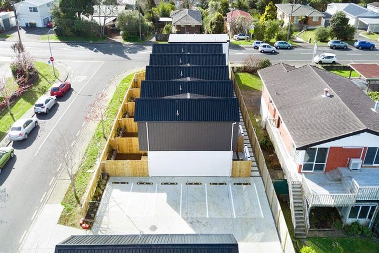 Photo of property in 3/2a Mantra Road, Massey, Auckland, 0614