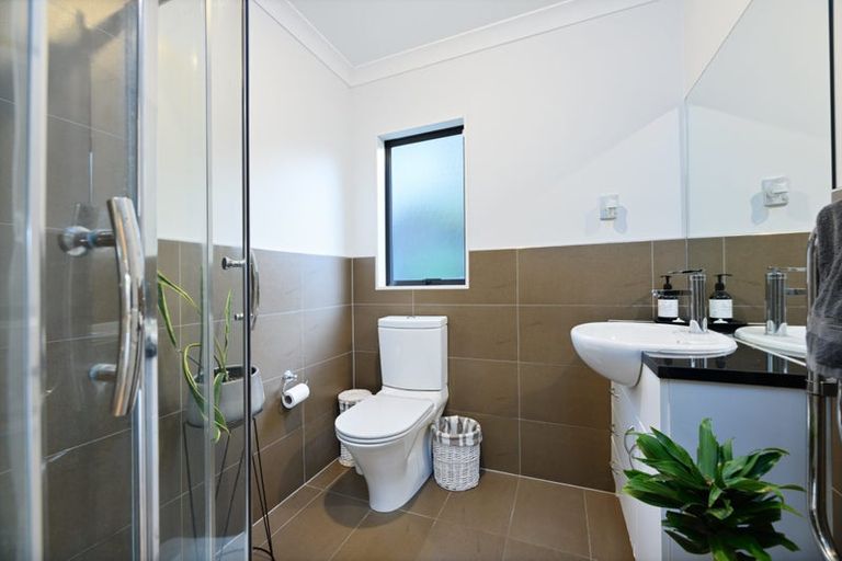 Photo of property in 19 South Kensington Way, Henderson, Auckland, 0612