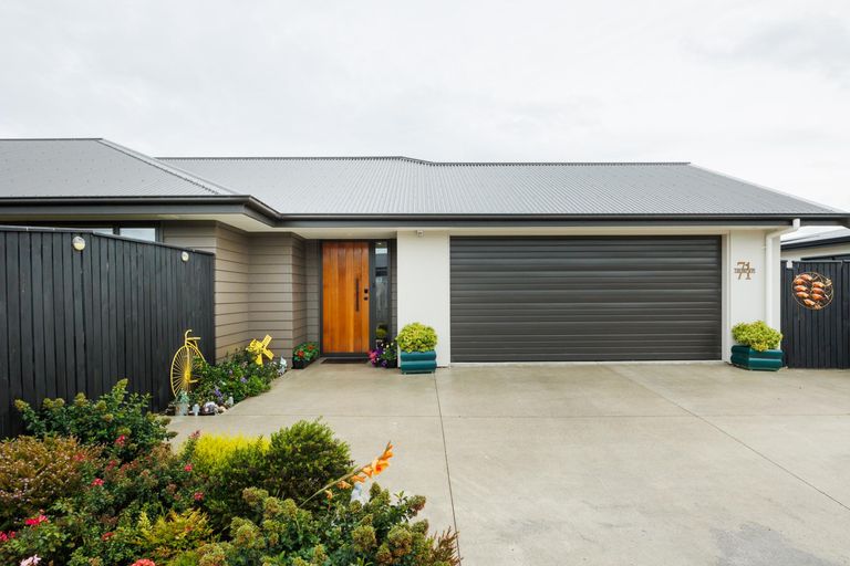 Photo of property in 71 Johnstone Drive, Fitzherbert, Palmerston North, 4410
