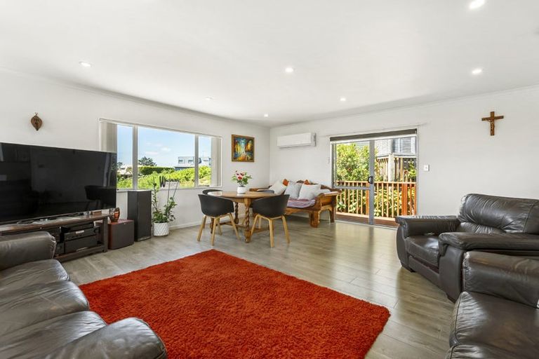 Photo of property in 60a Topliss Drive, Northcross, Auckland, 0632