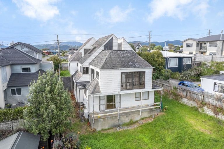 Photo of property in 122 Seaview Road, Paraparaumu Beach, Paraparaumu, 5032