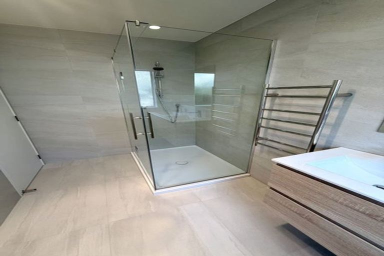 Photo of property in 2/71 Browns Bay Road, Browns Bay, Auckland, 0630