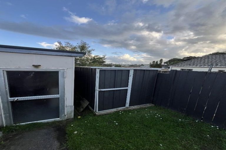 Photo of property in 2/17 Lambrown Drive, Totara Vale, Auckland, 0629