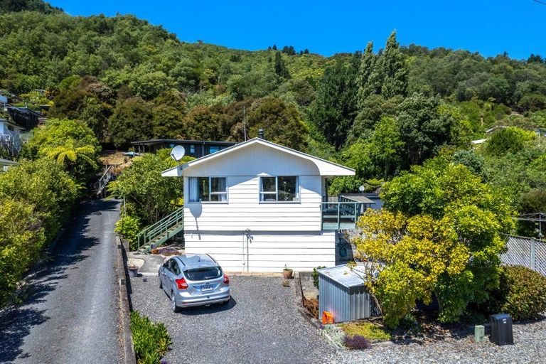 Photo of property in 71 Milton Terrace, Picton, 7220