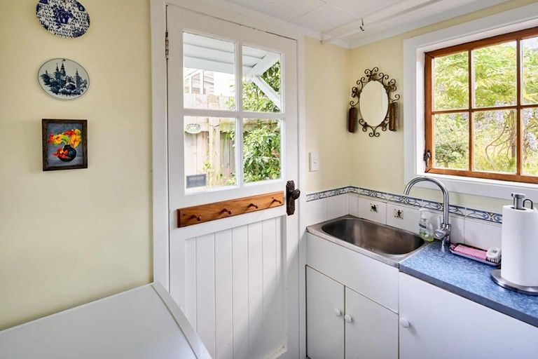 Photo of property in 25 Mahoe Street, Eastbourne, Lower Hutt, 5013