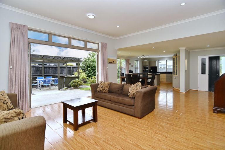 Photo of property in 23 Papaumu Green, Parklands, Christchurch, 8083
