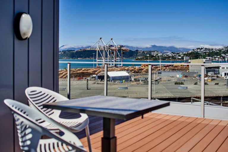 Photo of property in Endeavour Apartments, 1/125 Thorndon Quay, Pipitea, Wellington, 6011