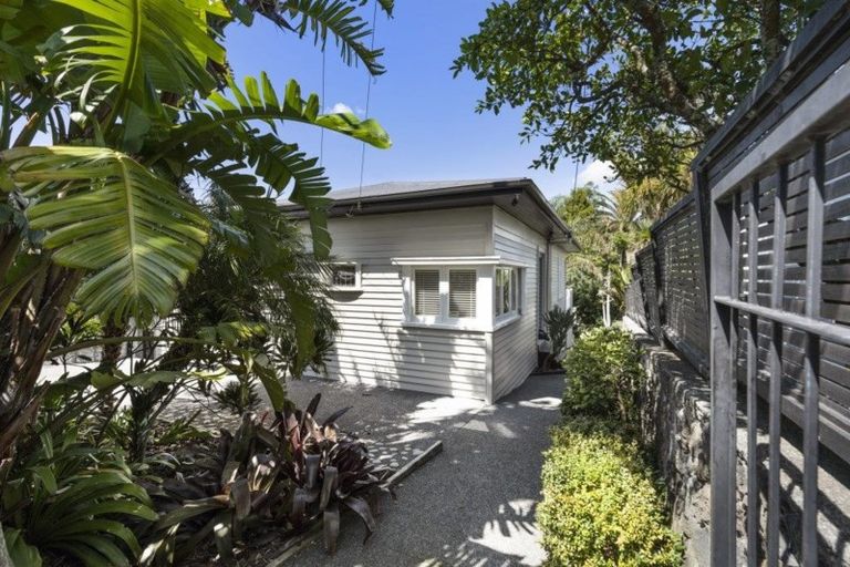 Photo of property in 52 Westmere Crescent, Westmere, Auckland, 1022