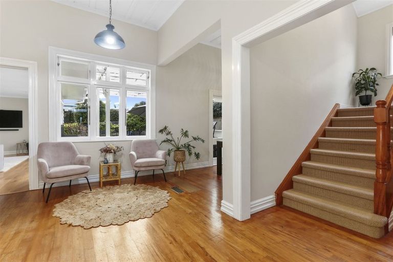 Photo of property in 7 Tui Glen Road, Birkenhead, Auckland, 0626