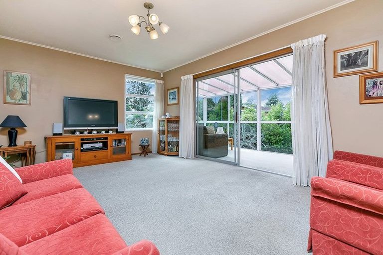 Photo of property in 21 Battle Place, Glenfield, Auckland, 0629