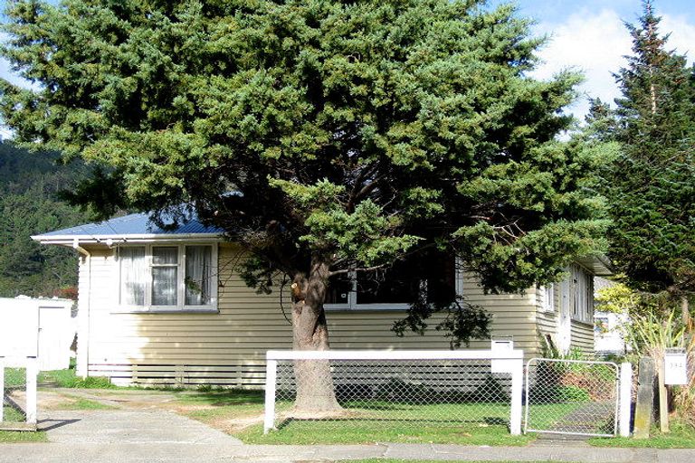 Photo of property in 396 George Street, Stokes Valley, Lower Hutt, 5019