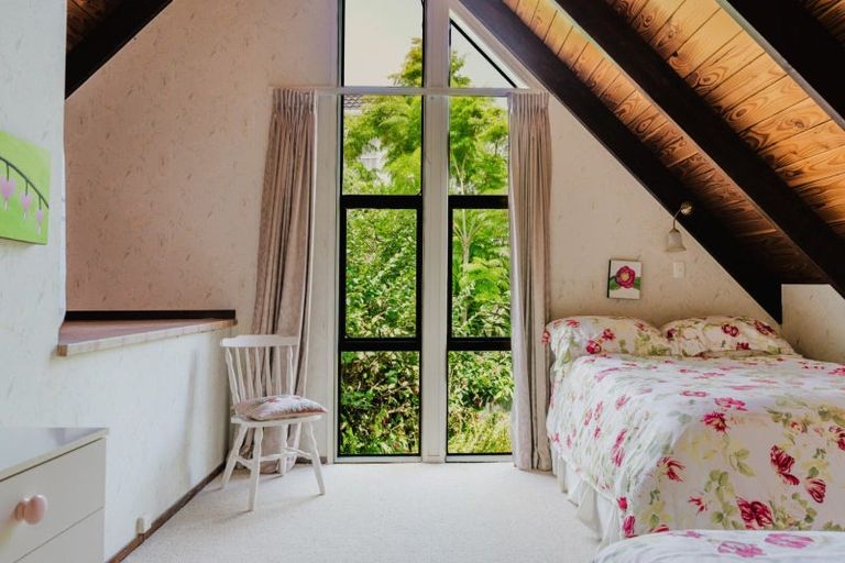 Photo of property in 11 Chelverton Terrace, Red Beach, 0932