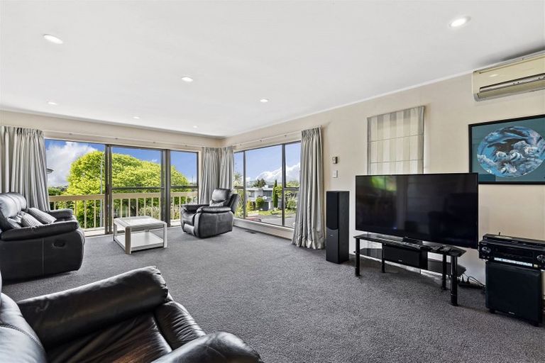 Photo of property in 20 Chatswood Grove, Chatswood, Auckland, 0626