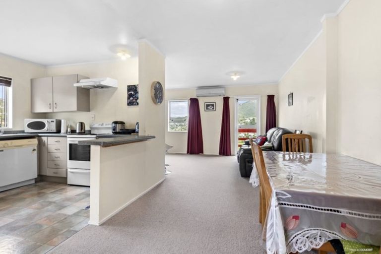 Photo of property in 2/30 Percy Dyett Drive, Karori, Wellington, 6012