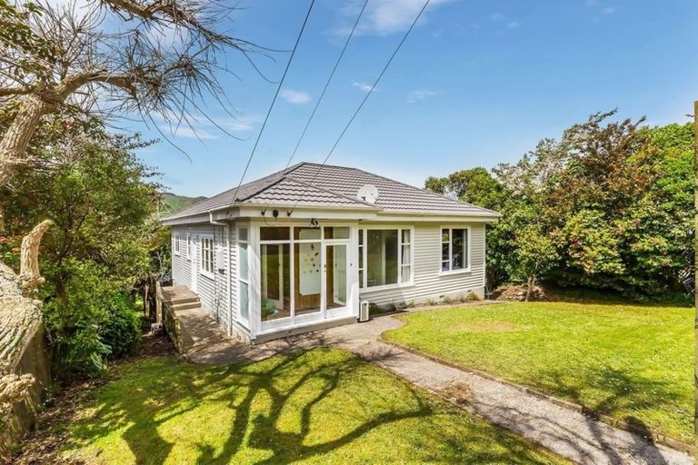 Photo of property in 7 Tainui Terrace, Tawa, Wellington, 5028