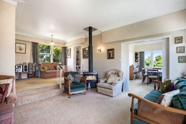 Photo of property in 10 Scanlen Terrace, Kelston, Auckland, 0602