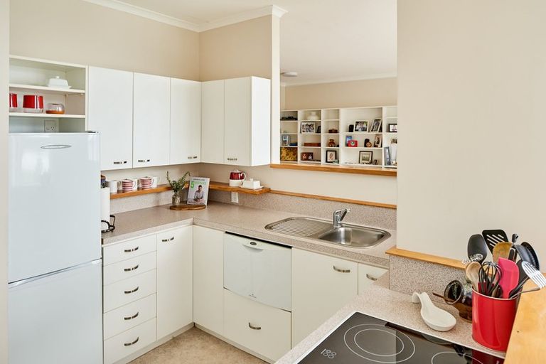 Photo of property in Rona House, 33 Rimu Street, Eastbourne, Lower Hutt, 5013