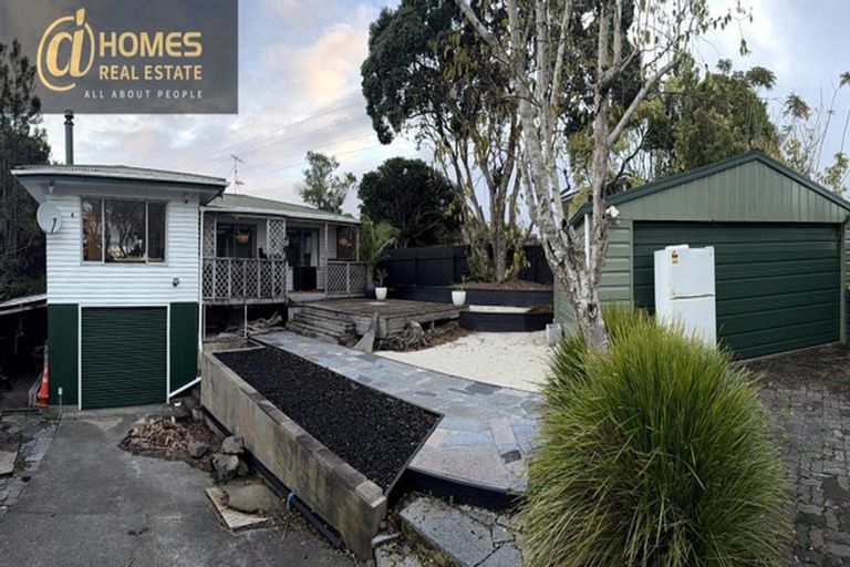 Photo of property in 16 Mirovale Place, Totara Vale, Auckland, 0629