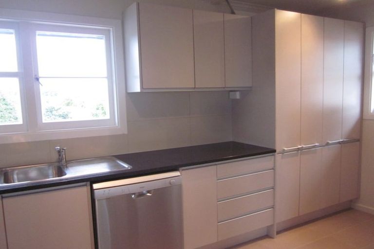 Photo of property in 458 Glenfield Road, Glenfield, Auckland, 0629