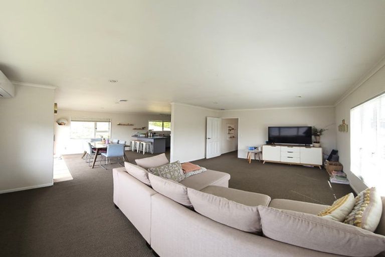 Photo of property in 93a Taylor Terrace, Tawa, Wellington, 5028