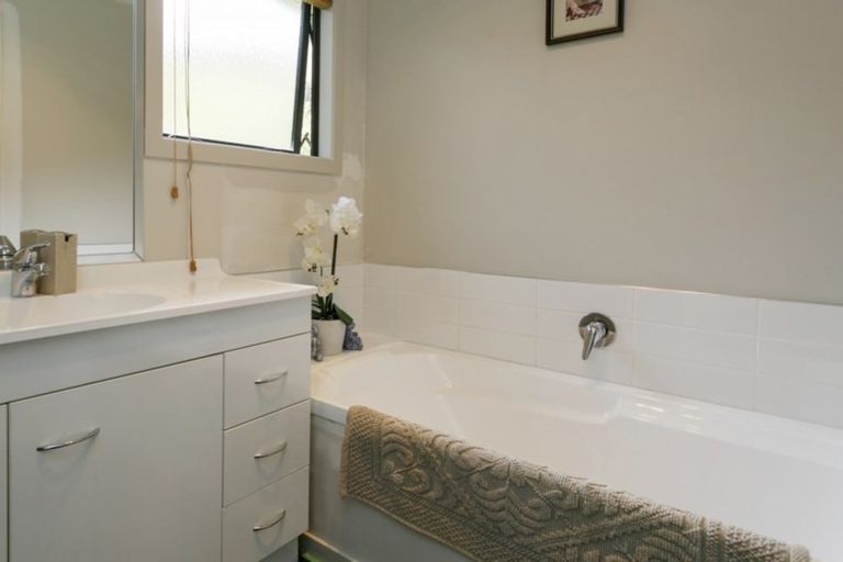 Photo of property in 34 Piro Place, Acacia Bay, Taupo, 3385