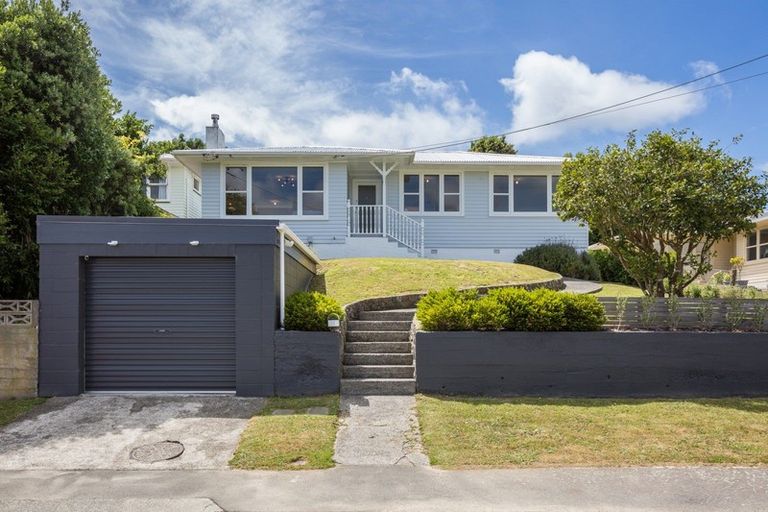 Photo of property in 14 Lynda Avenue, Paparangi, Wellington, 6037