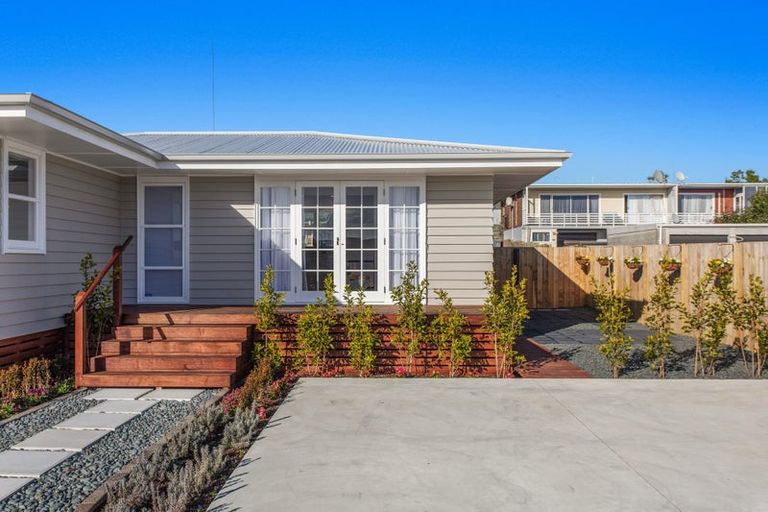 Photo of property in 1a Hikurangi Street, Te Atatu Peninsula, Auckland, 0610
