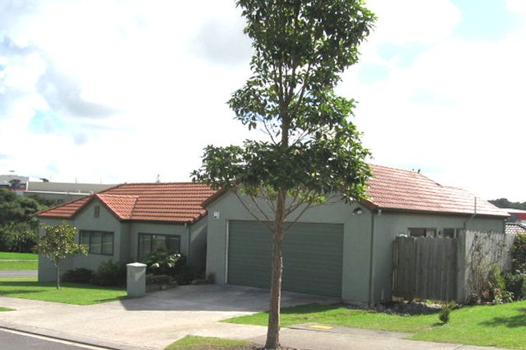 Photo of property in 2 Stonegate Close, Westgate, Auckland, 0614