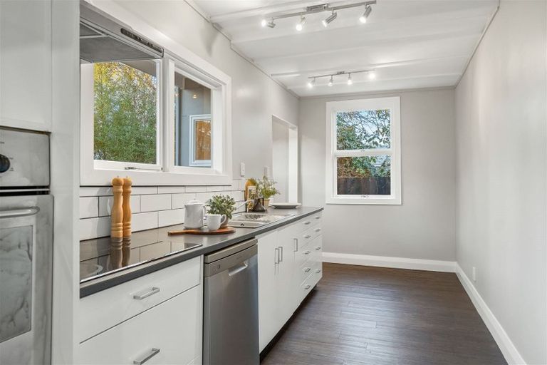 Photo of property in 51 Gresford Street, Edgeware, Christchurch, 8013